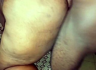 Kurvet milf bøjer sig for monster pik