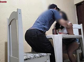 זוג צעיר מזדיין בבר!