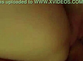 Pawg fierbinte urmează instrucțiunile cuckold pentru curățarea spermei de pe cur cu facial