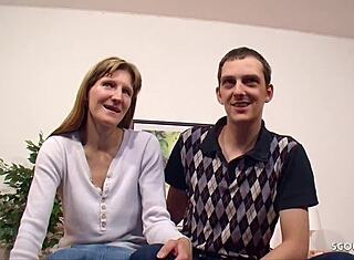 Чёрт! Куколд муж в дикой тройке с тупой подругой и незнакомцем, немецкий!