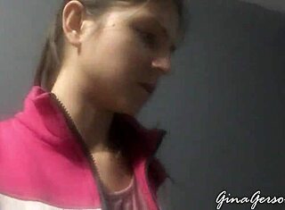 Hast du schon mal eine russische 18+ Teen draußen auf Visa warten sehen?