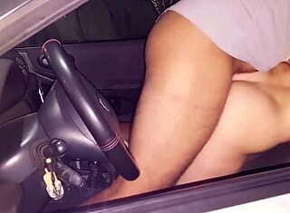 สนุกในรถกับชุดชั้นในและอาหาร