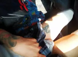 colegiala mostrando las bragas en el autobus, transsexual crossdressing.