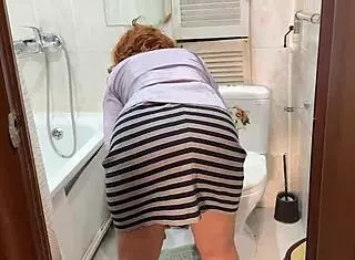 Mačeha je hrepenela po kurcu večno, končno je dobila rit napolnjen! 🍑