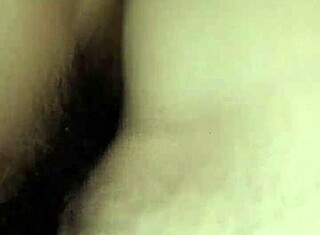 Indisk sexig webcam-voyeur tittar på gay rakad interracial scen