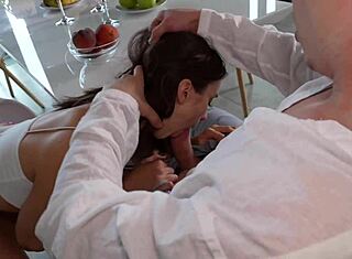 Стъпсестро, смучй ми кура докато никой не гледа