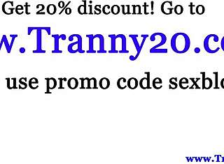 الشي مال تزني بعمق في كسها في الملابس الداخلية