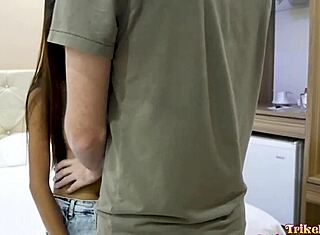 Pinay mince prend une creampie profonde d'une bite étrangère