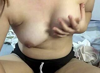 Glej to horno Filipinko prijateljico masirati svoje naravne joške pred spanjem?