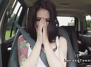 Tjej smäller hårt i bil POV-aktion