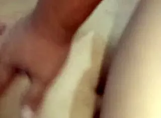 Entro al cuarto y la obligo a follar