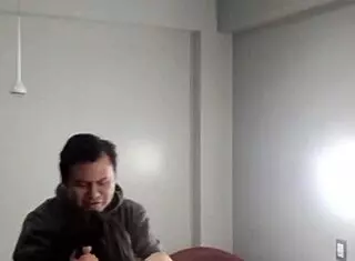 Entro al cuarto y la obligo a follar