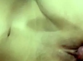 Entro al cuarto y la obligo a follar