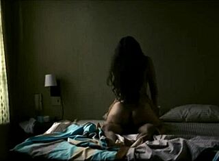 Celebridades Montan en Escenas Desnudas con Culos Desnudos