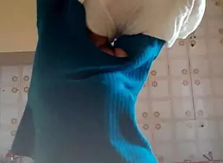 Gostosa blonde shows off her natural sensual curves!