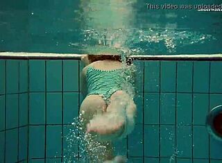 Lille 18+ brunette babe Dasha bader under vand ved strandbruser nøgen våd udendørs 😍