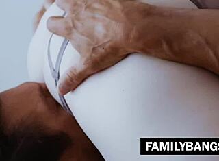 いたずら好き18歳マッサージ師が友達のお父さんとセックス！