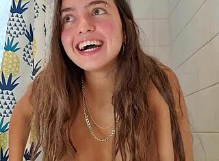 Area51Freak fångad att squirta offentligt av rumskamrat under handledning.