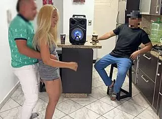 amigo, presta a tu hermosa novia para bailar, pero se me levanto la polla frotando su culo enfrente de ti ntr 😈 big ass babe gets fucked doggystyle