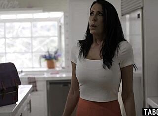 Mama vitregă urmărește fiica vitregă coreeană la casa iubitei lesbiene pentru threesome