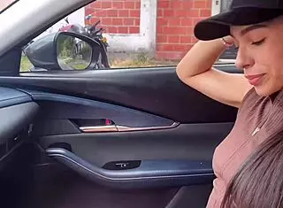 Küçük Kolombiyalı 18+ genç, şoför tarafından sikiliyor, derin oral