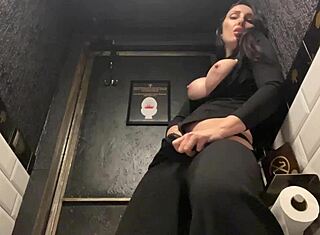 첫 데이트 스릴! 화장실로 몰래 가서 자위해!