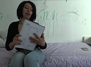 Вау, маћеха помаже несигурном пасторку са огромним курцем!