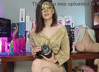 Sarah Sue ponuja brezplačen električni masturbator.