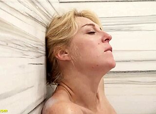 Krivá nevlastná mama prstí svoju tesnú oholenú dieru vo vani