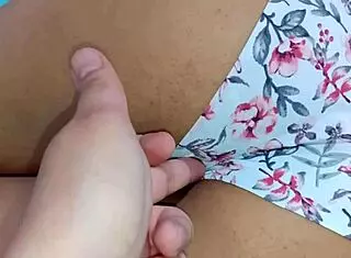 se la meten mientras se duerme jovencita despierta ensartada y le encanta