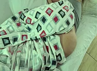 amigo do meu marido chega em casa e me pega deitada peladinha nao resistiu e teve que aproveitar da minha bunda