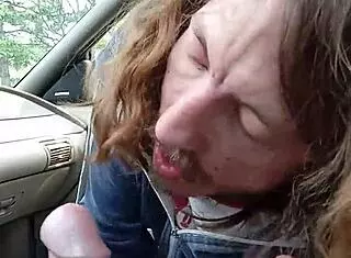 I gave my buddy a sloppy morning blowjob in the car