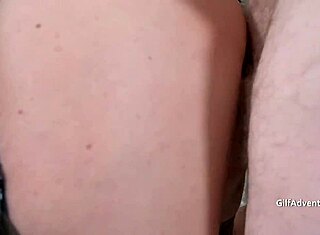 Brittisk smal blond tjej gör amatörporr med vän för första gången