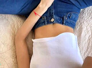 Lille 18+ stedsøster fanget mens hun ser porno i revne jeans, fik sæd indeni