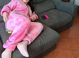 Teen sucks boyfriend's friend while he plays GTA on the sofa