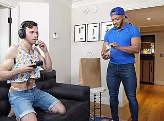 Gamer Twink Tips Driver with Tight Ass on Manroyale