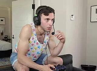 Gamer Twink Tips Driver with Tight Ass on Manroyale