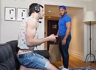 Gamer Twink Tips Driver with Tight Ass on Manroyale