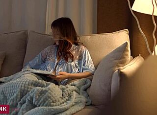 מגן גלוק בשלישייה עם חבר וחבר. מעריצת אנימה רזה רוכבת קאוגירל לזריקה!