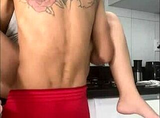 Bos paksa pekerja di dapur untuk cepat bergaul