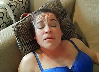 Házias feleség fuldoklik az arcbaszás kompilációban