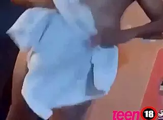 Mi madrastra no esta en la habitacion y quiero comer la polla de mi padrastro que esta en el ba�o sexo con mi padrastro