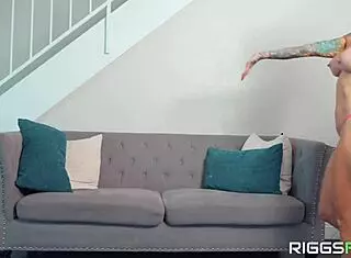 sarah jessie & fit kitty fuck the pool guy 😜