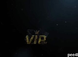 Pomminainen mehevä pillu täytetty lämpimällä pissalla ja villit suihkut!