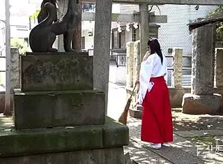 I gave my first creampie to the cute shrine maiden Nishino Ako, feeling so intense.
