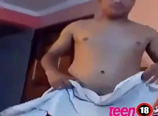 Mi madrastra no esta en la habitacion y quiero comer la polla de mi padrastro que esta en el ba�o sexo con mi padrastro