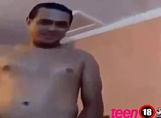 Mi madrastra no esta en la habitacion y quiero comer la polla de mi padrastro que esta en el ba�o sexo con mi padrastro