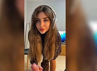 Wow, girl fucks amazingly while listening to music! 😍