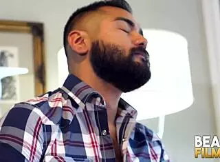 Blindfolded Avi Strider jerks off solo