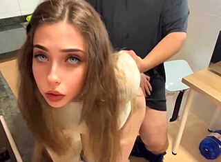 18 éves mostohalány csábítja kövér mostohaapát konyhában vad POV creampie szexért